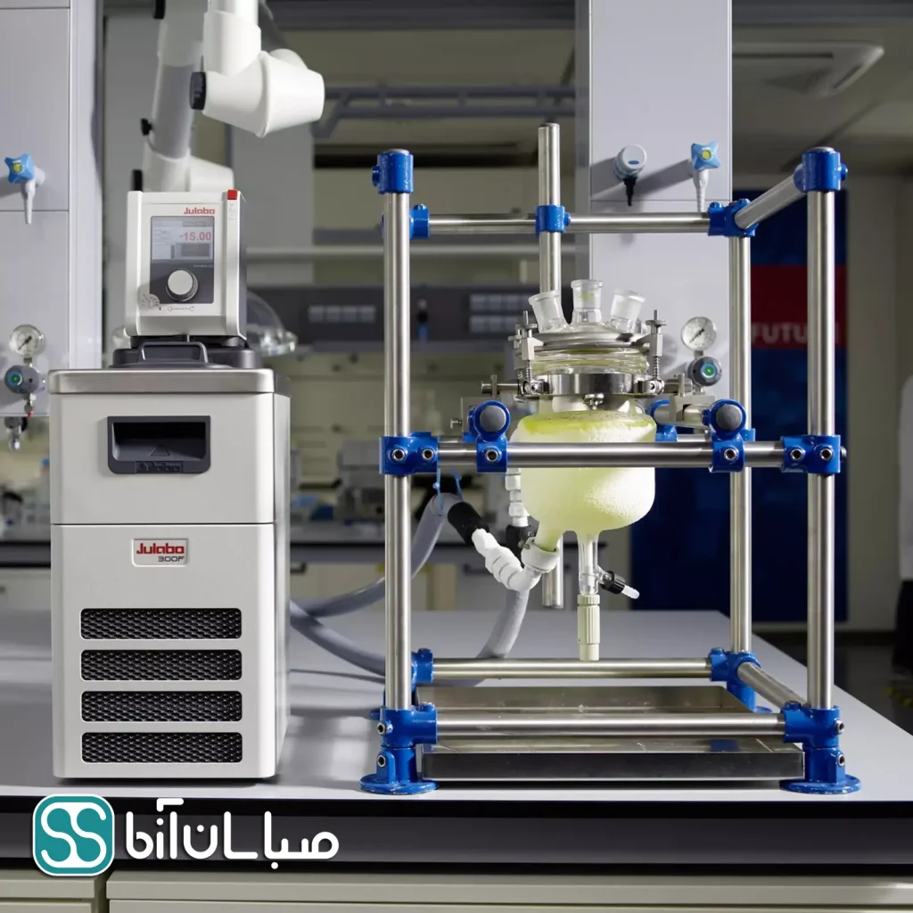 سیرکولاتور آزمایشگاهی برند Julabo متصل به یک رآکتور شیشه‌ای